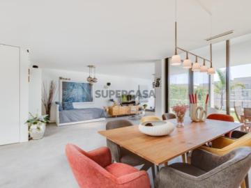 Moradia Contemporânea com Jardim, Varanda e Garagem Conforto e Tranquilidade em Perfeita Harmonia