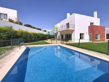 Moradia Contemporânea com Jardim, Piscina e Estilo Mediterrânico