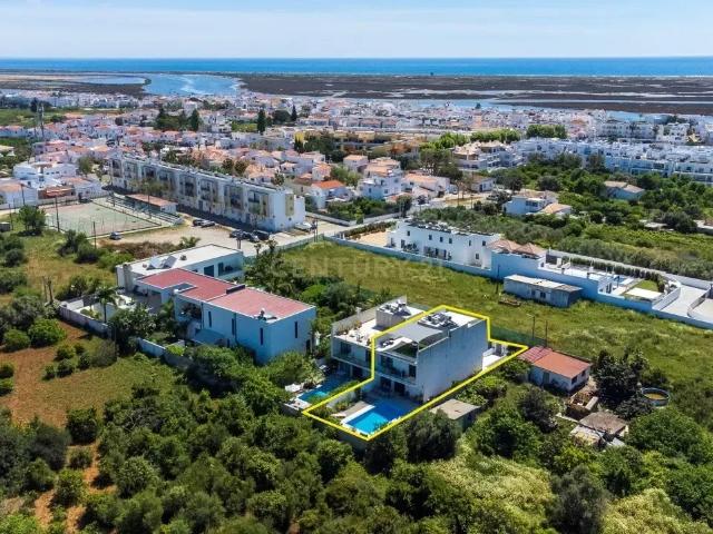 Moradia contemporânea com piscina, 4 suites, terraços amplos e vista até à ria e ao mar, em Santa Luzia – Tavira