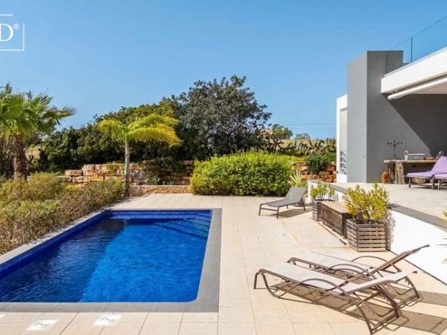 Moradia Contemporânea com Piscina e Vistas Deslumbrantes 263m² Olhão