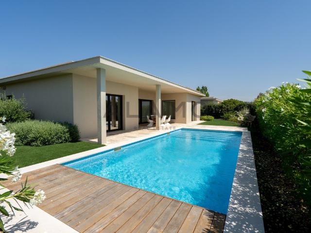 Moradia Contemporânea com Piscina e Jardim Privativo 0m² Montenegro