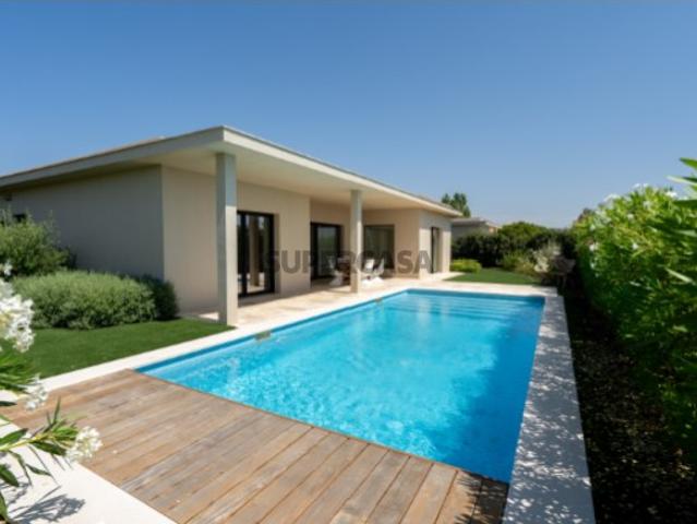 Moradia Contemporânea com Piscina e Jardim Privativo