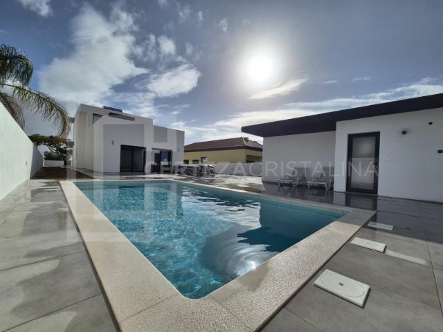 MORADIA CONTEMPORÂNEA COM PISCINA PRIVADA E GARAGEM