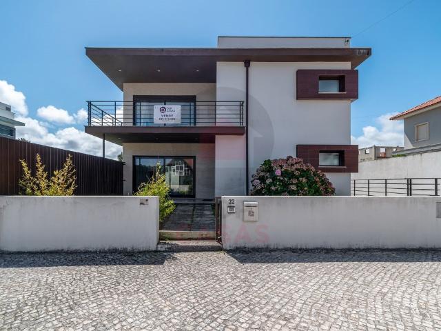 Moradia contemporânea com piscina privada em Salir do Porto 322m² Tornada e Salir do Porto