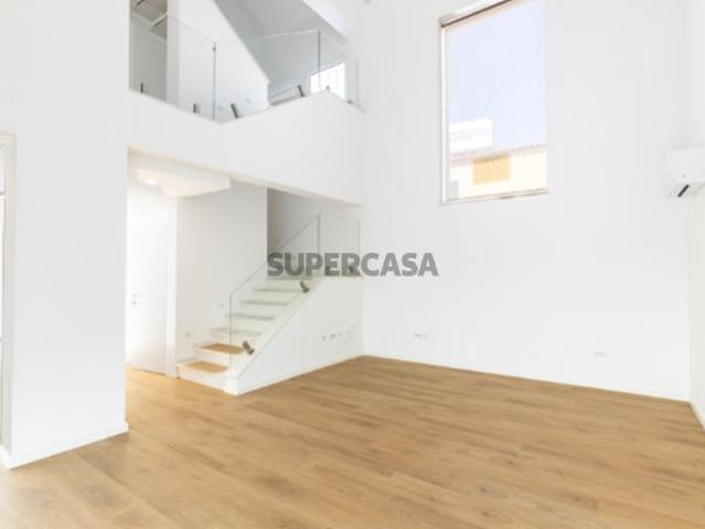 Moradia contemporânea com terraço e garagem no centro da Costa da Caparica