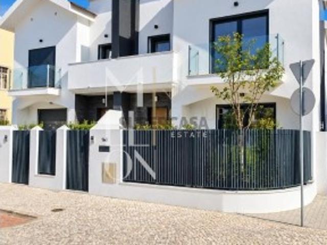 Moradia contemporânea com terraço e piscina em condomínio privado