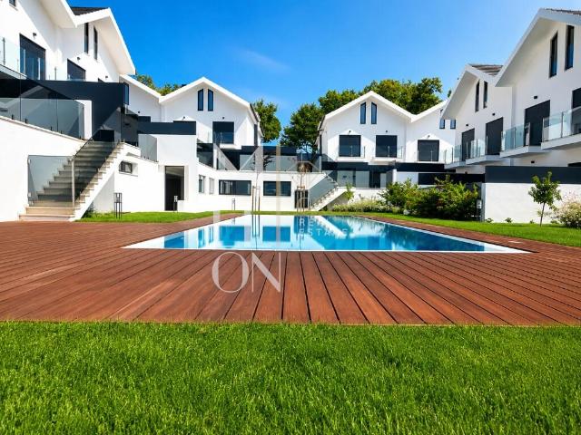 Moradia contemporânea com terraço e piscina em condomínio privado