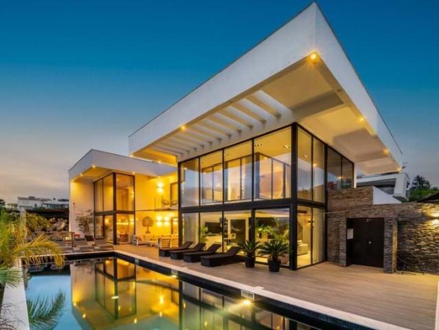 Moradia contemporânea de 4 quartos com piscina e vistas fantásticas