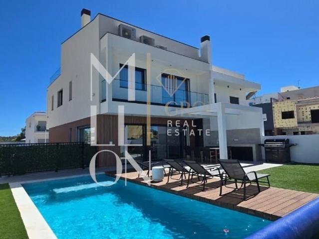 Moradia Contemporânea de Luxo com Piscina