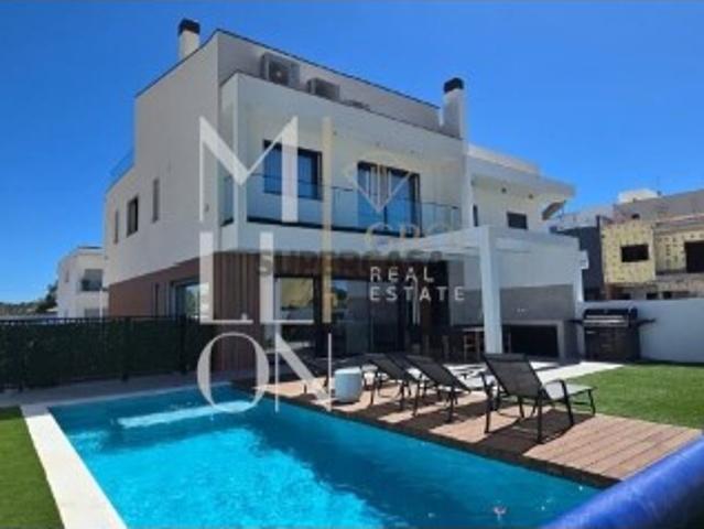 Moradia Contemporânea de Luxo com Piscina