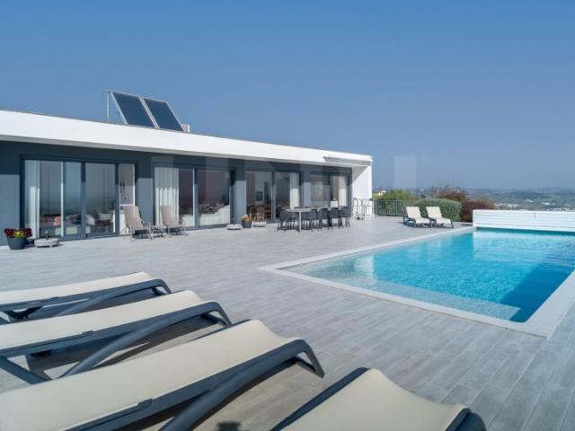 Moradia contemporânea de luxo com piscina e vistas panorâmicas na Costa de Prata