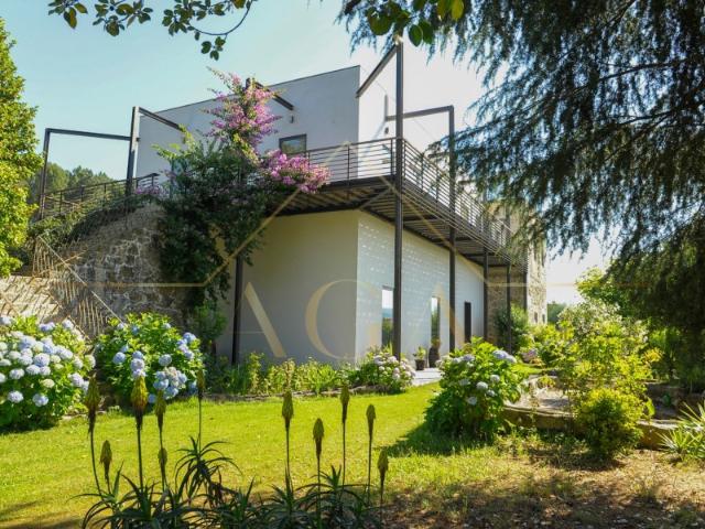 Moradia Contemporânea de Luxo com Piscinas Interior e Exterior Aquecidas