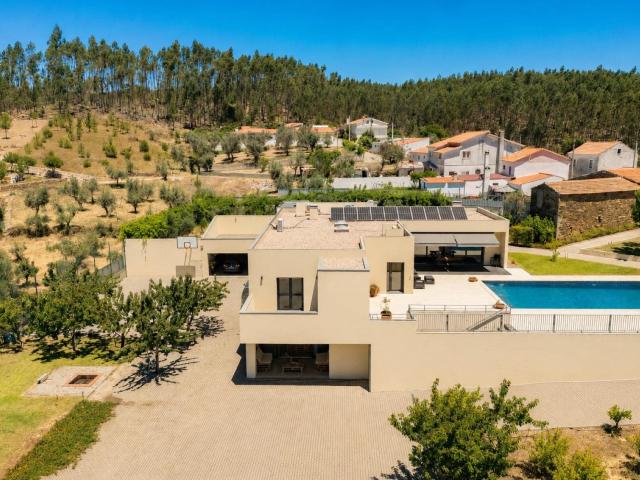 Moradia Contemporânea de Luxo com Privacidade 209m² Proença a Nova e Peral