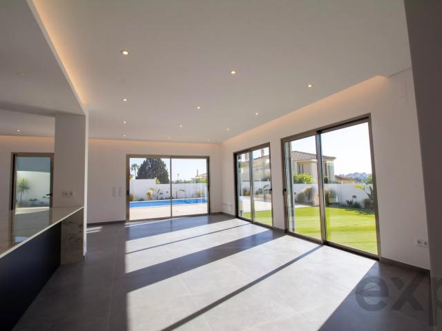 Moradia Contemporânea de Luxo com Vista em Ferragudo