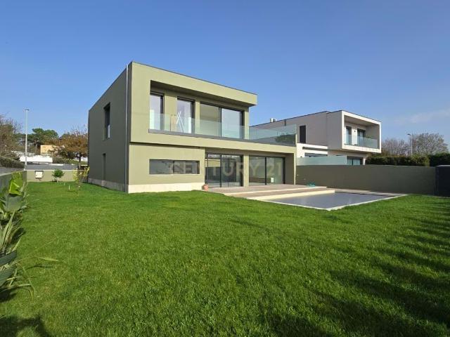 Moradia Contemporânea de Luxo em Azurara | Elegância, Privacidade e Distinção