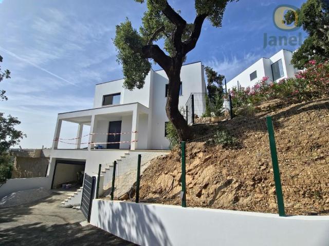 Moradia Contemporânea e Sofisticada, com Piscina Aquecida e. 267m² São Brás De Alportel