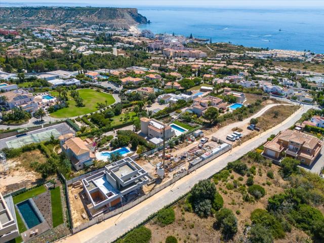 Moradia Contemporânea em Construção no Monte Lemos, Praia da. 389m² Luz