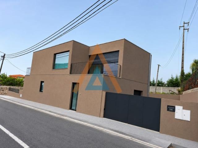 Moradia Contemporânea em Arrifana Design Moderno e Localização Privilegiada