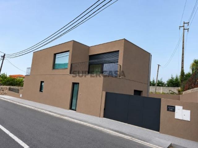 Moradia Contemporânea em Arrifana Design Moderno e Localização Privilegiada