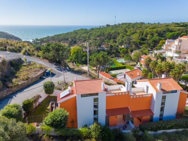 Moradia Contemporânea Exclusiva com Vista Panorâmica de Mar, a poucos passos da Praia de São Julião