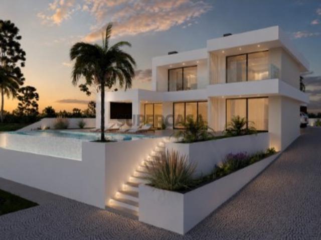 Moradia contemporânea isolada com 3+1 quartos com areas amplas com piscina localizada em resort turistico a 5 mn das praias