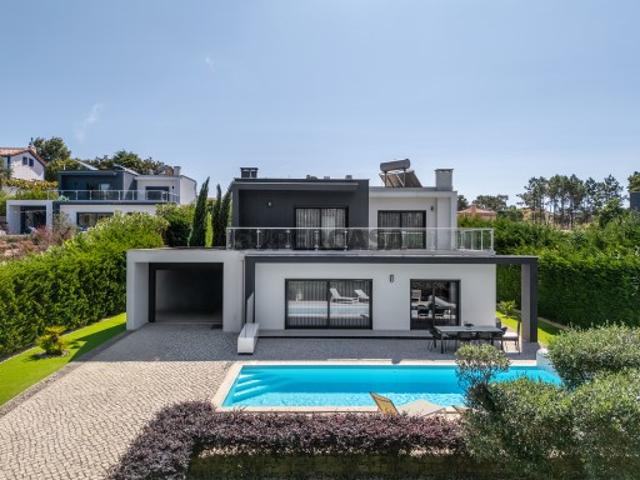 Moradia Contemporânea no Nadadouro com Piscina Aquecida, Bungalow Independente e Jardim Espetacular