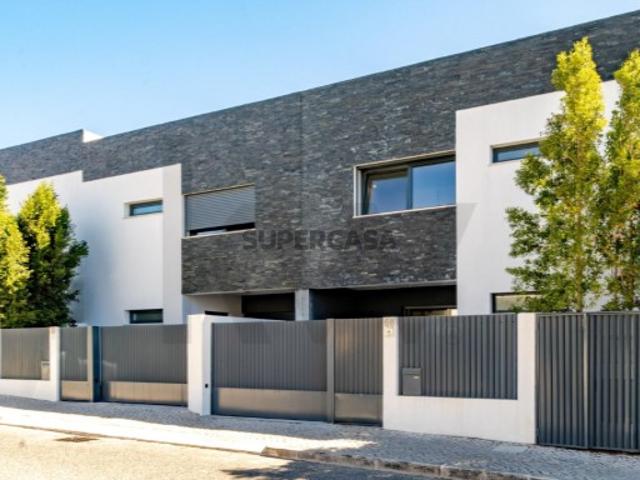 Moradia Contemporânea na Rebelva Carcavelos: com Jardim e Estacionamento Privativos