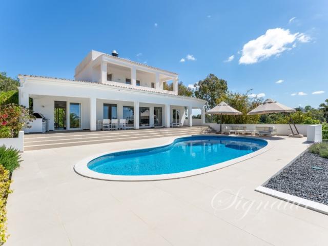 Moradia contemporânea renovada na periferia de Loulé com excelente vista mar