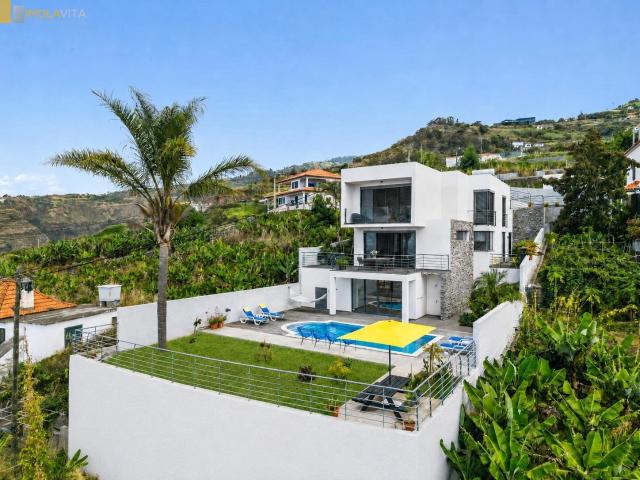 Moradia contemporânea T3+1 com piscina e vista mar — Ribeira Brava
