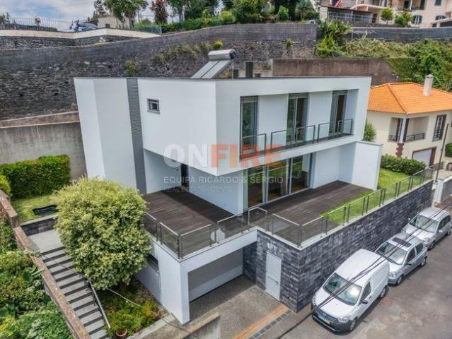 Moradia Contemporânea T3 com Vistas Panorâmicas Monte, Funchal