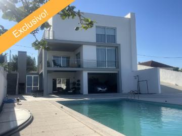 Moradia contemporânea, T4 com piscina e vista panorâmica sobre o campo Pontével
