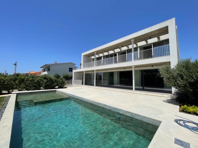 Moradia Contemporânea T4+1, jardim e piscina no Junqueiro perto da praia em Carcavelos