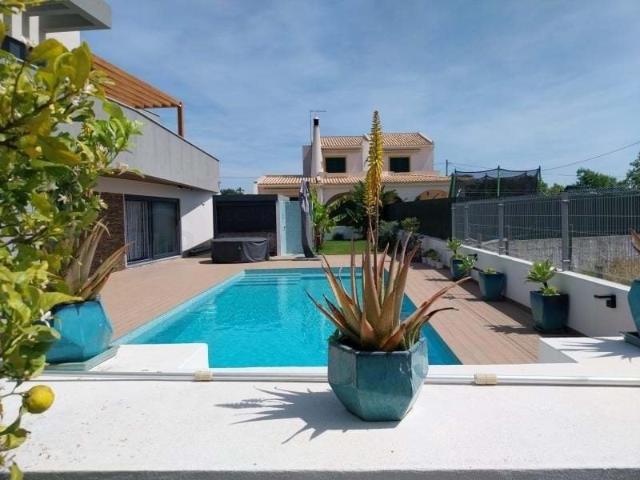 Moradia contemporânea T4 com piscina aquecida entre a Guia e. 315m² Guia
