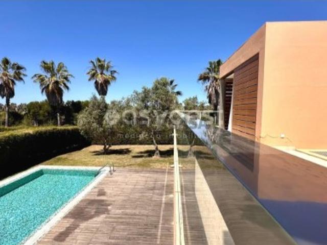 Moradia contemporânea T4 com piscina exclusiva e perto do mar