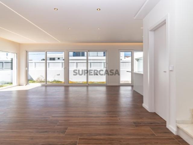 Moradia Contemporânea T4 Com Piscina, na Aroeira Eficiência, Conforto e Design Moderno