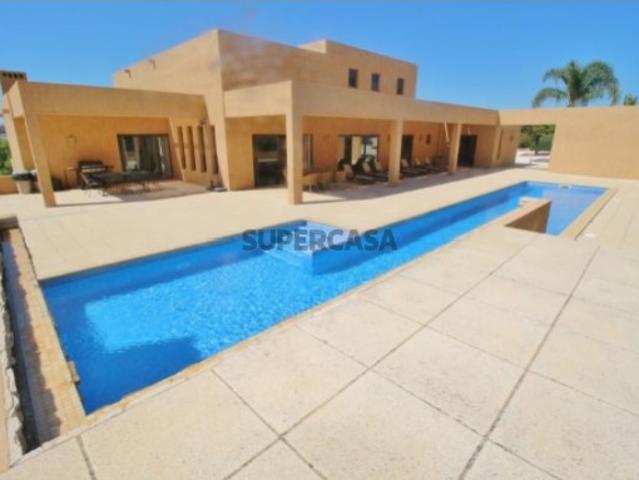 Moradia contemporânea T5 com piscina em lote de 0.5 ha Lagos