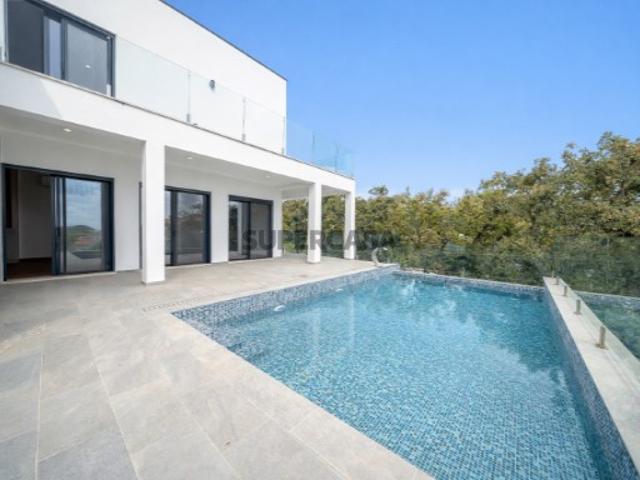 Moradia Contemporânea T5 de Luxo com Piscina