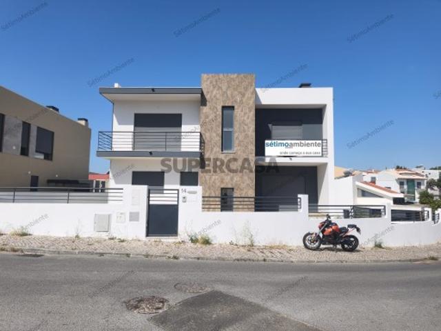 Moradia Contemporânea T5 | Em Renovação | 296 m² de Construção | Almada