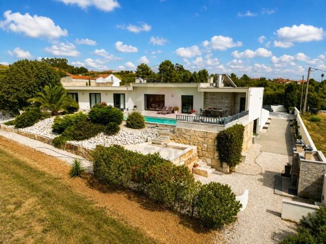 Moradia Contemporânea Térrea com Piscina Aquecida e terreno. 0m² Carvalhal Benfeito