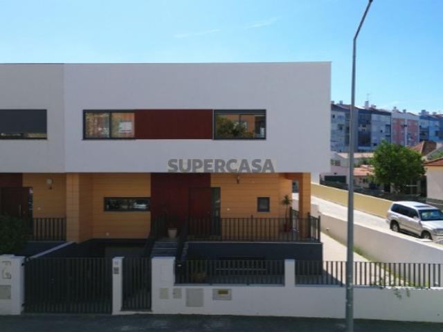 Moradia Contemporânea V3+1 Seixal