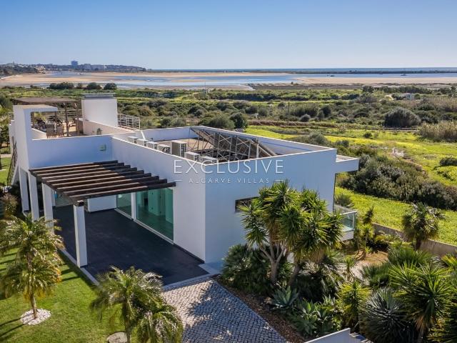 Moradia contemporânea vista para campo de golfe de Palmares. 158m² Lagos