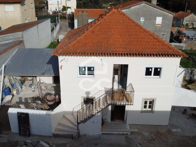 Moradia convertida em dois apartamentos T2 com entradas independentes e logradouro!