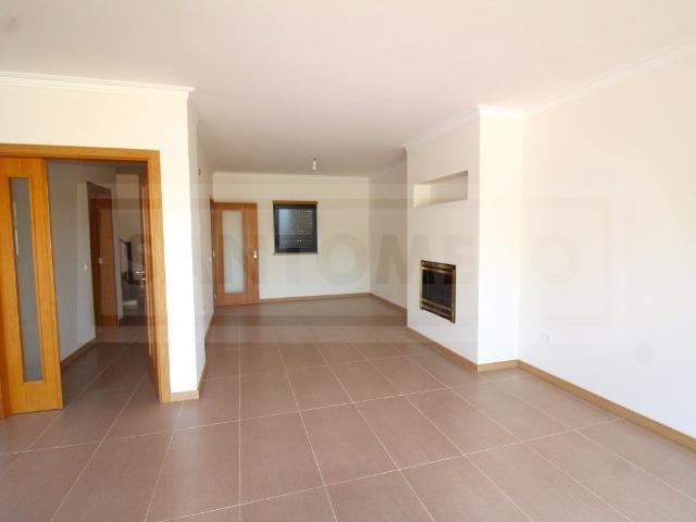 Moradia Duplex T3 em banda Renovada com Garagem, Terraço. 151m² Guia