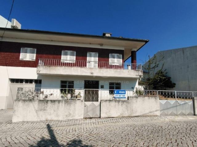 Moradia duplex espaçosa com 5 quartos e varanda Lagoaça