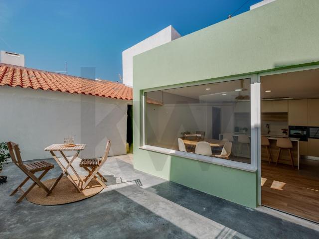 Moradia de aldeia com pedra original — interior integralmente refeito, 2 suites e a 30min de Lisboa