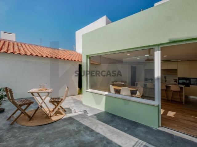 Moradia de aldeia reconstruída com pedra original, 2 suites e a 30min de Lisboa