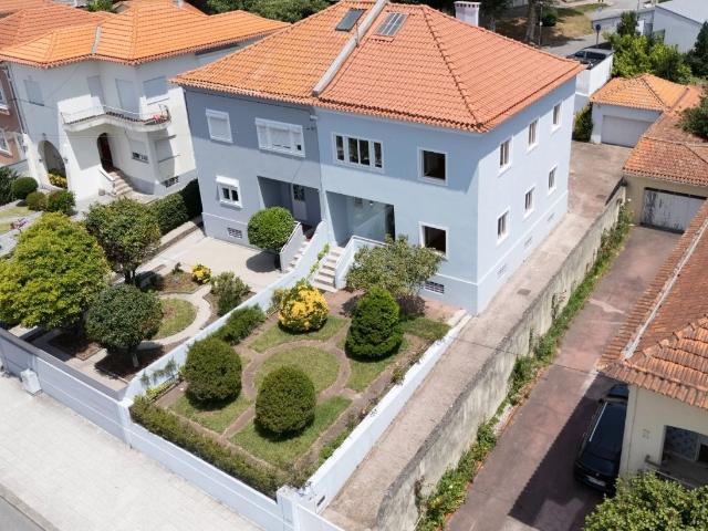 Moradia de arquitetura original, muito luminosa e solarenga. 372m² Ramalde