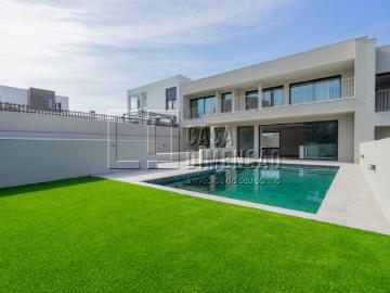 Moradia de Arquitectura Moderna de tipologia T3+1 em Oeiras com Piscina e Jardins!