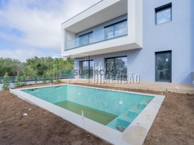 Moradia de Arquitectura Moderna de tipologia T4 com piscina e jardim na zona de Manique, NOVA!