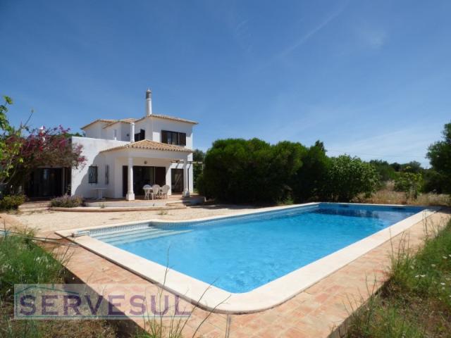 Moradia de campo com 3 quartos e piscina, inserida em terreno de 4720 m2, localizada a 10 minutos de Messines, a 30 minutos de Albufeira e a 15 minutos de Silves